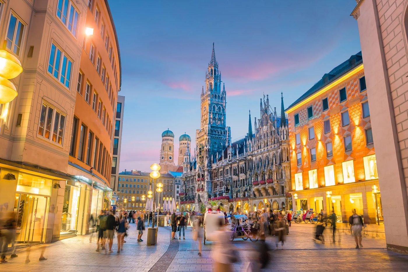 Münchner Marienplatz am Abend