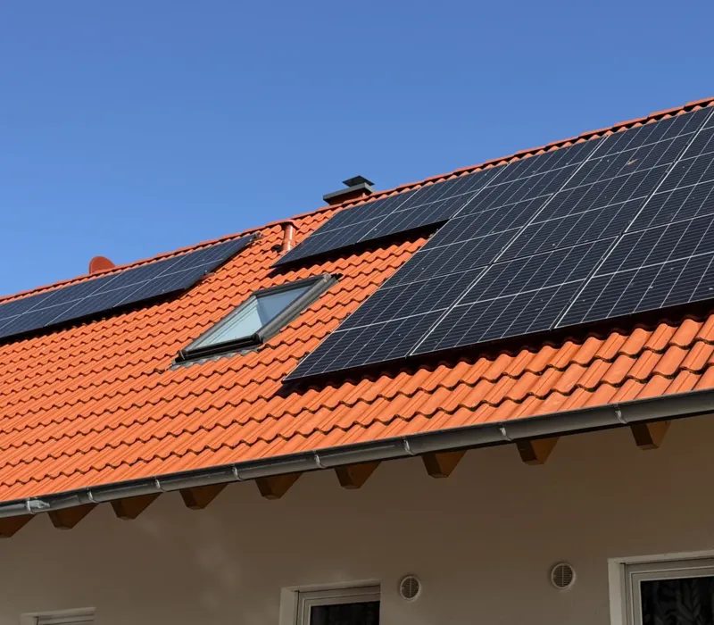 Photovoltaik-Module auf einem roten Ziegeldach (Beispielbild)