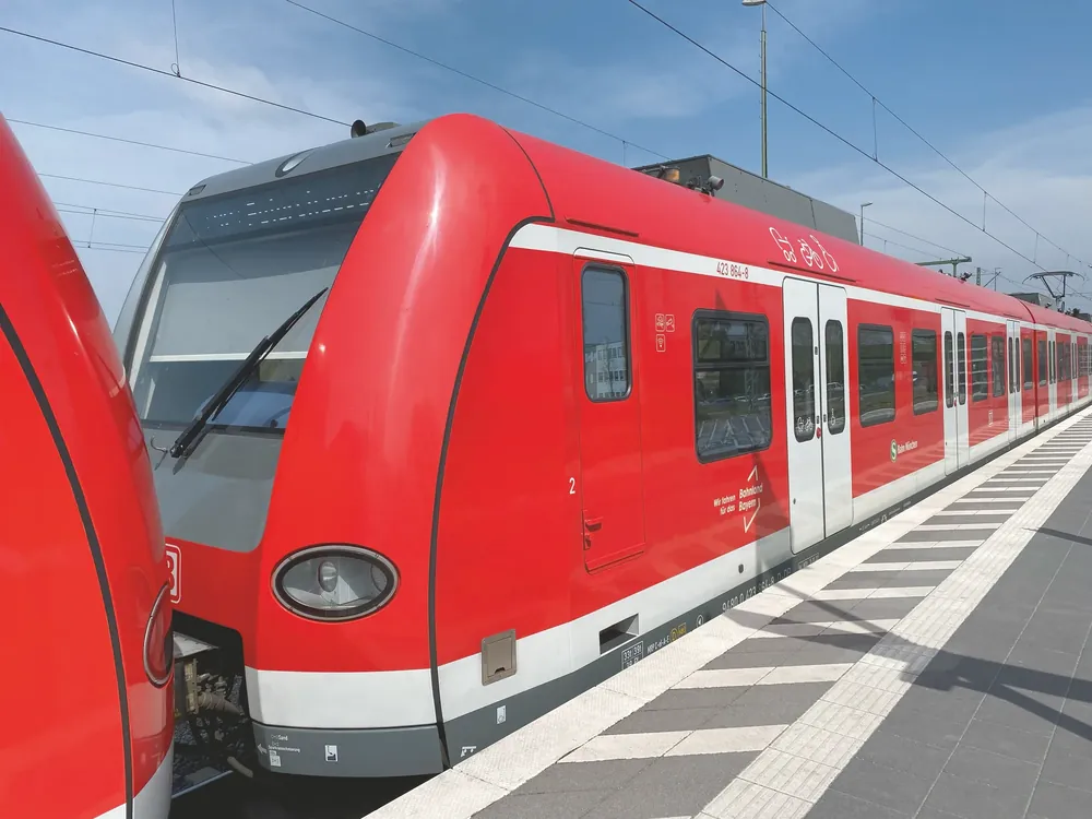 S-Bahn S3 am Bahnhof Sauerlach