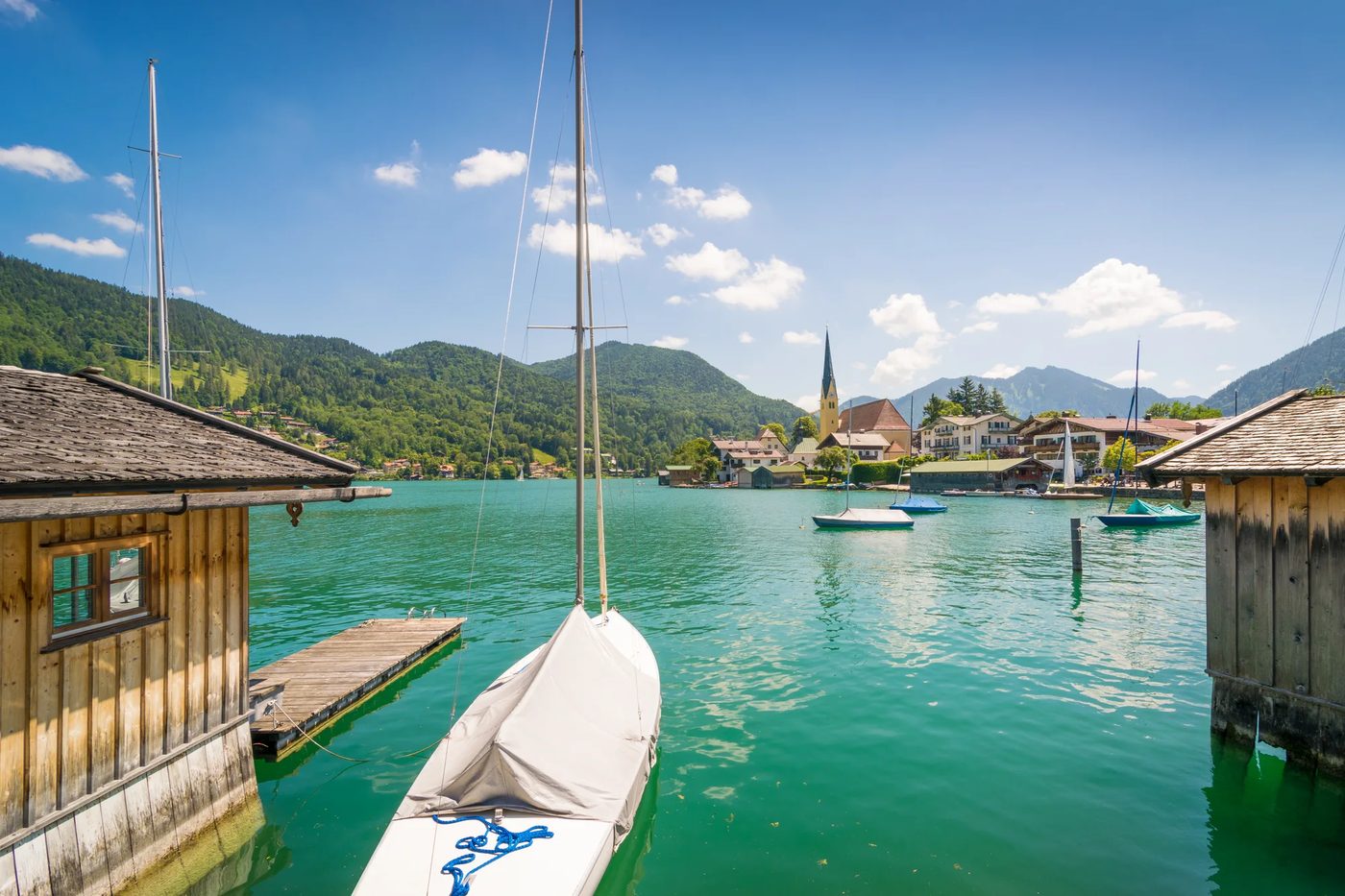 Bootshaus und Segelboot am Tegernsee